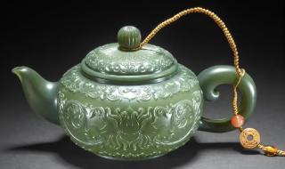 中华缠枝纹薄胎玉壶